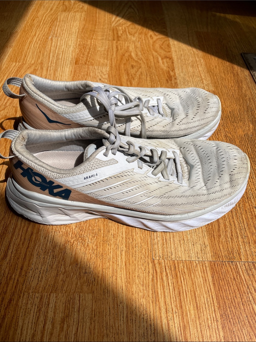 Hoka Arahi 4 Running Shoes